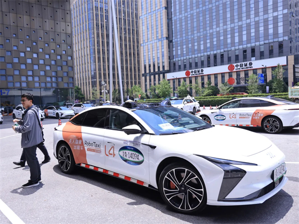 斩获两张L4级“沪牌”，上汽为什么成为世界人工智能大会收获最多的企业？