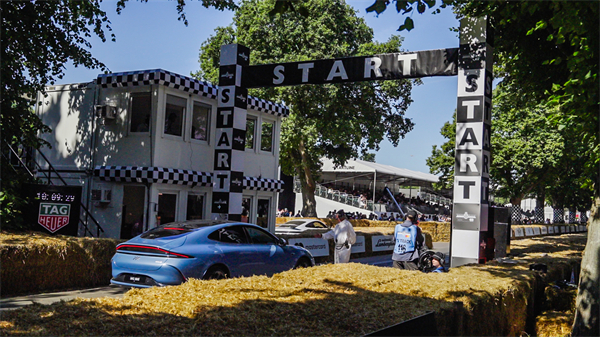 智己双车英国上市!IM5、IM6闪耀古德伍德速度节