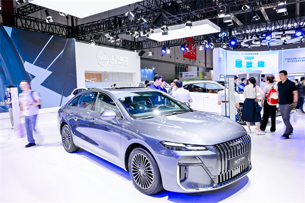 上汽“一体化轻量智能底盘”亮相2025工博会