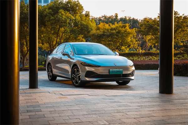 上半年零售销量夺冠，饱和式进攻箭在弦上：上汽势如破竹