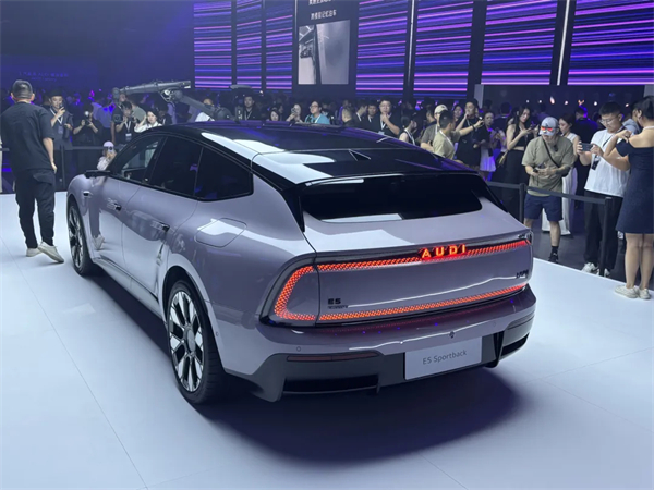 奥迪E5 Sportback：30分钟破万单的背后，是豪华电动的「取舍」革命！